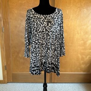 Black and white animal print top. Excellent condition. Size 1X no pets no smoke.